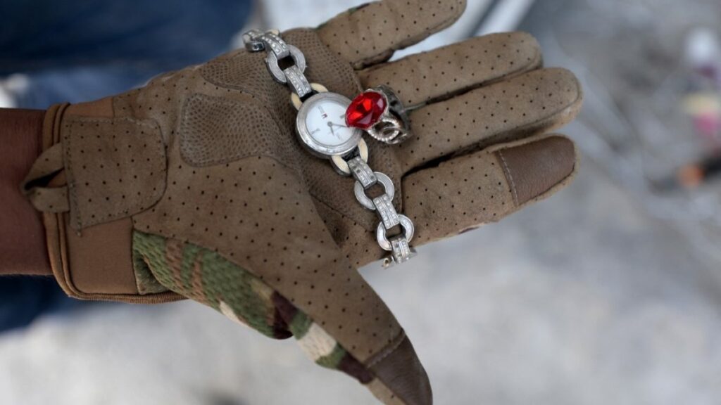 Varios objetos encontrados en el lugar