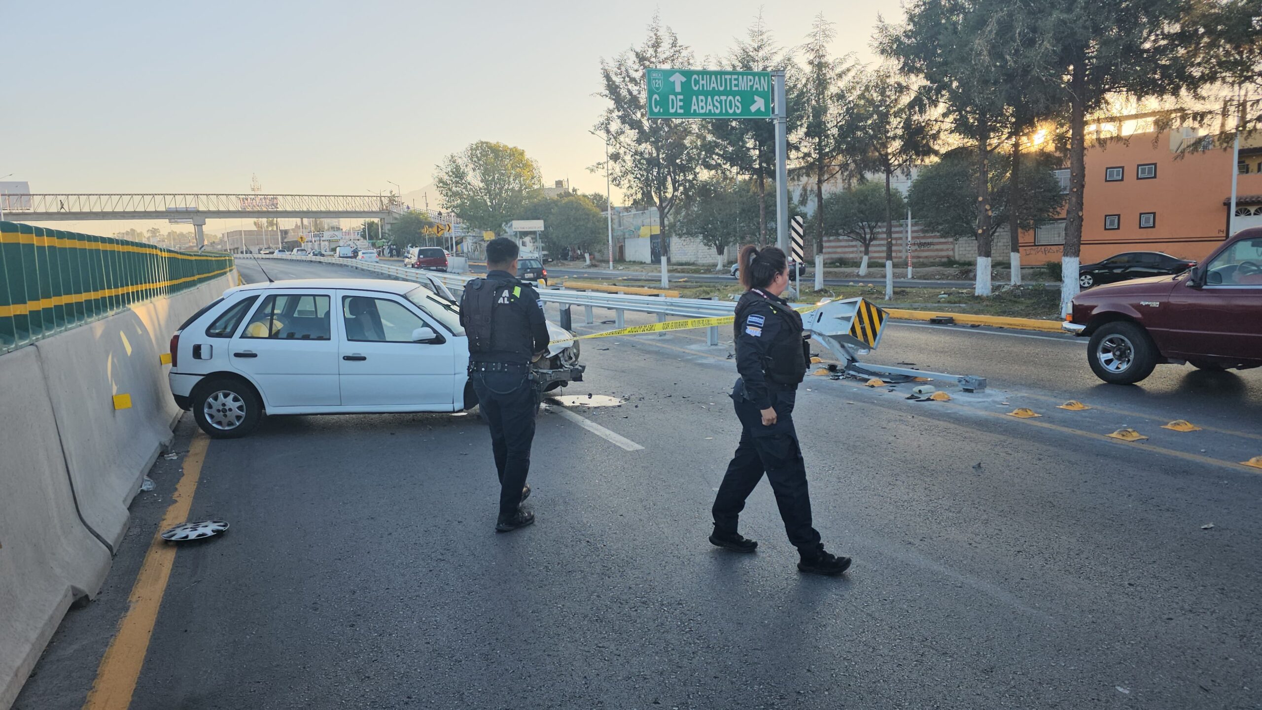 El incidente ocurrió en la madrugada de este viernes, el vehículo se impactó contra la división del Distribuidor Vial de la Central de Abasto