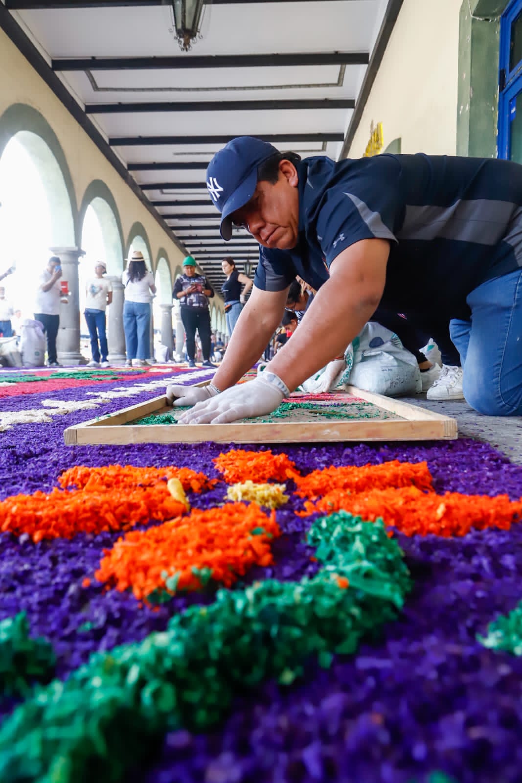 Desde las 14:00 y hasta las 18:00 horas, se colocaron 170 metros de alfombra decorativa con el apoyo del Ayuntamiento de San Pedro Cholula