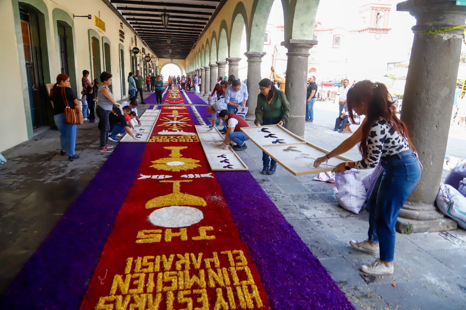 Desde las 14:00 y hasta las 18:00 horas, se colocaron 170 metros de alfombra decorativa con el apoyo del Ayuntamiento de San Pedro Cholula