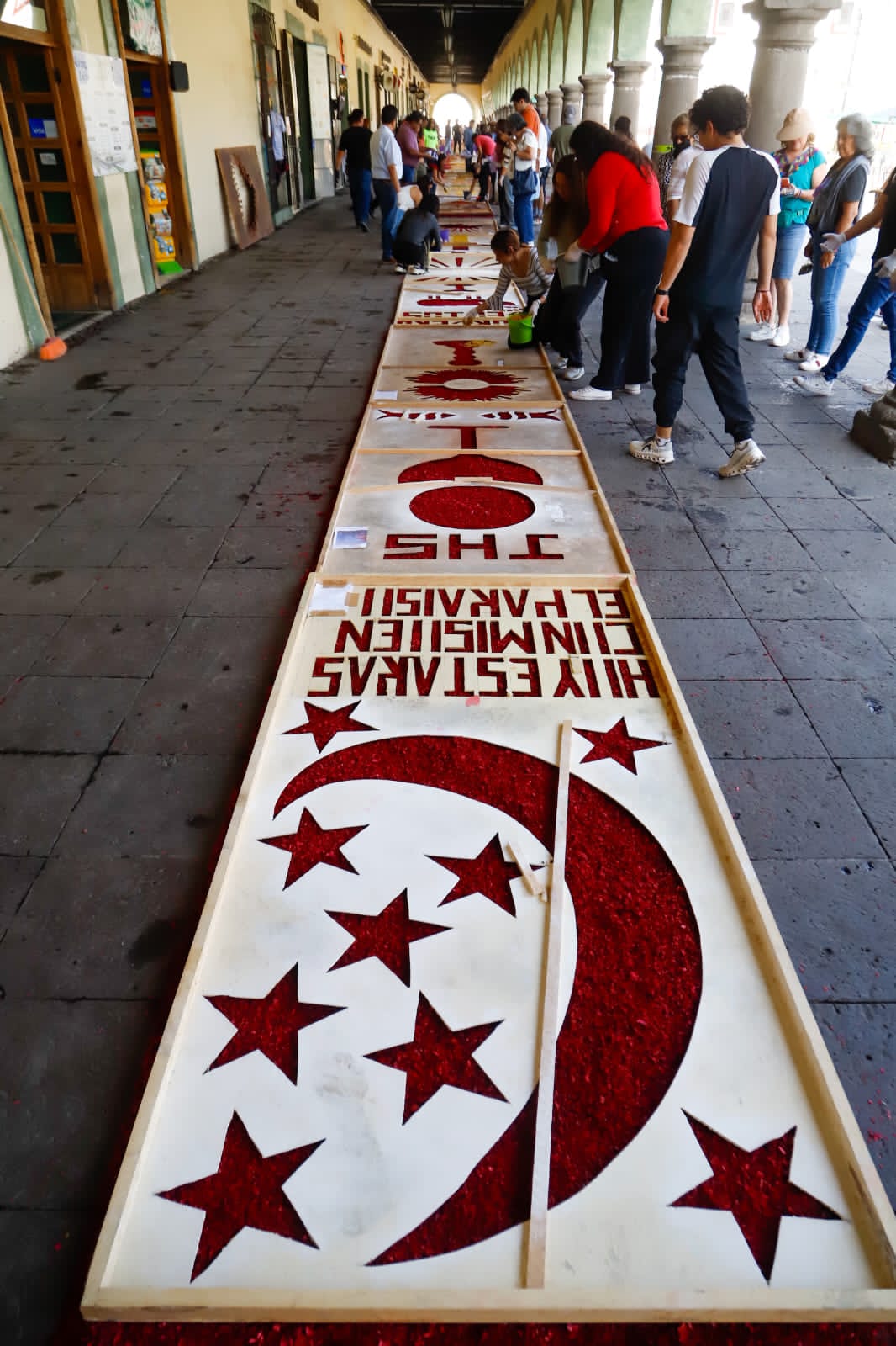 Desde las 14:00 y hasta las 18:00 horas, se colocaron 170 metros de alfombra decorativa con el apoyo del Ayuntamiento de San Pedro Cholula