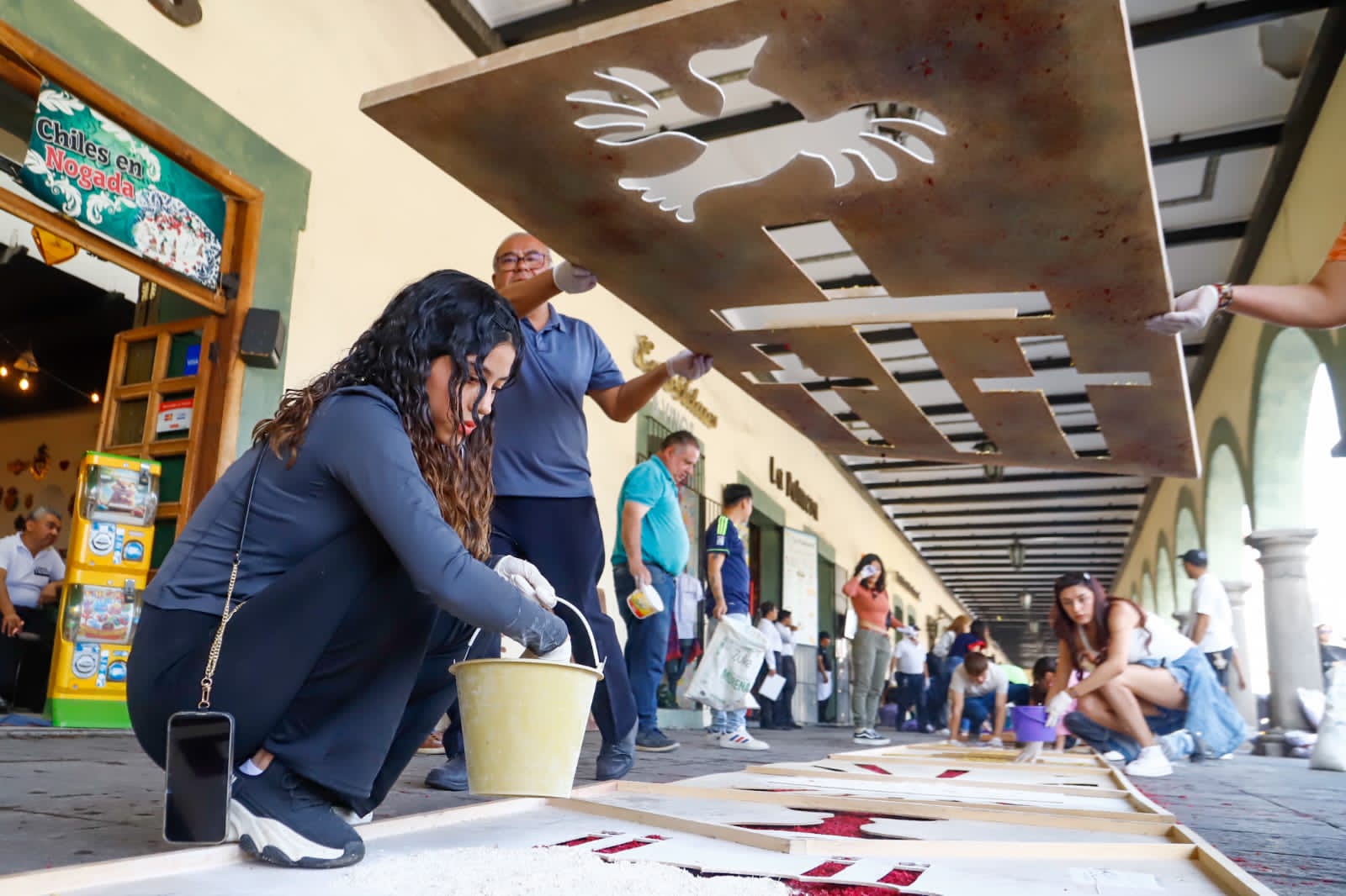Desde las 14:00 y hasta las 18:00 horas, se colocaron 170 metros de alfombra decorativa con el apoyo del Ayuntamiento de San Pedro Cholula