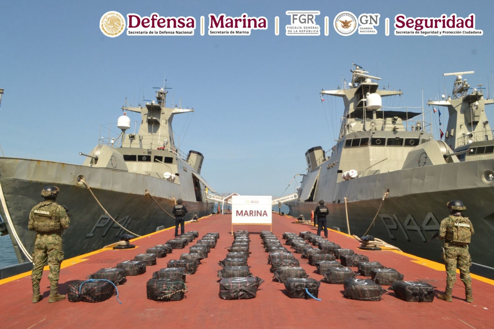 Las cinco personas detenidas, las toneladas de presunta cocaína y la embarcación fueron aseguradas por la FGR en las operaciones en Guerrero