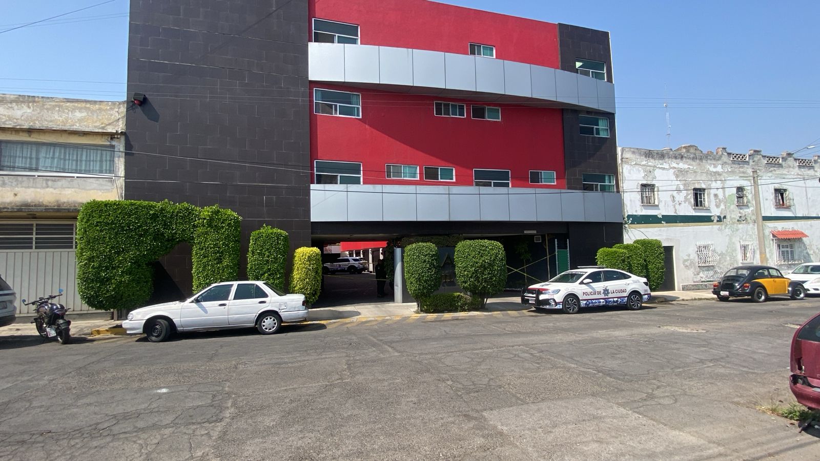 La víctima fue identificada como Arturo Rogaciano N. quien murió a consecuencia de traumatismo craneoencefálico en el hotel Villas Premier