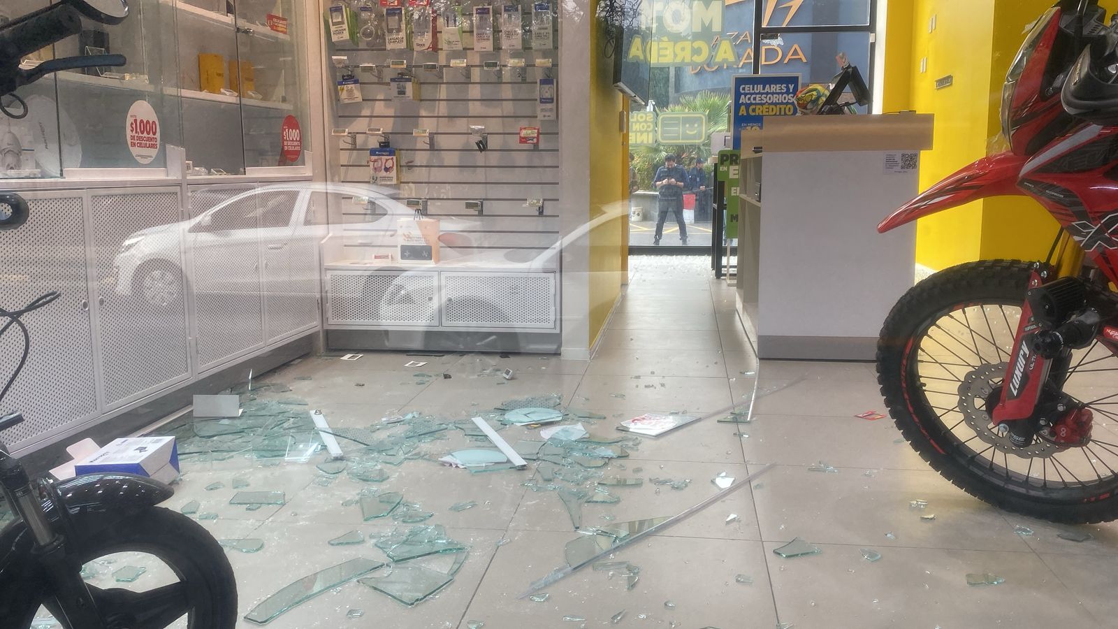 Aunque el robo a la tienda Macro Play ocurrió cerca de las instalaciones de la FGE y hubo una movilización policíaca y no hubo detenidos