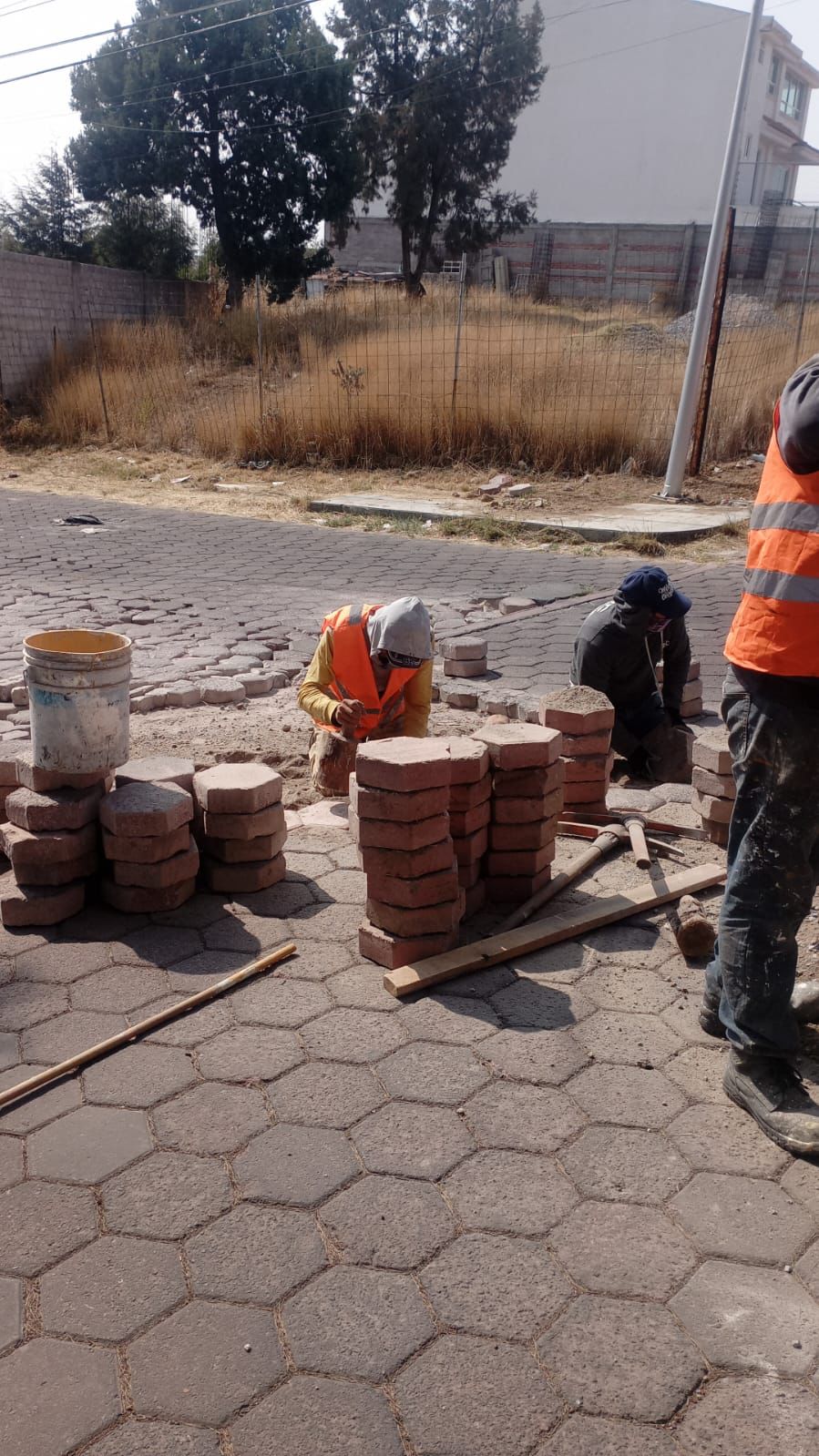 La Dirección de Obras Públicas inició labores de bacheo y mantenimiento a tapas de registro en la comunidad de San Buenaventura Atempan