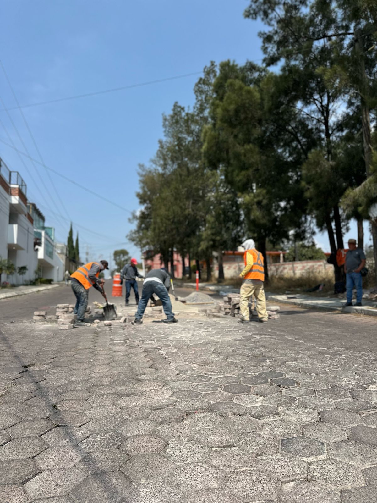 La Dirección de Obras Públicas inició labores de bacheo y mantenimiento a tapas de registro en la comunidad de San Buenaventura Atempan