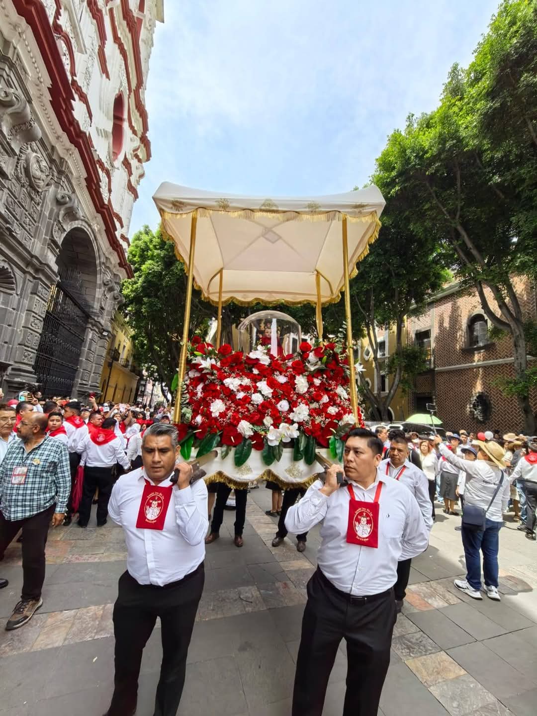 La Procesión del Viernes Santo de este 2025 fue encabezada por el arzobispo, Víctor Sánchez Espinosa, así como obispos auxiliares