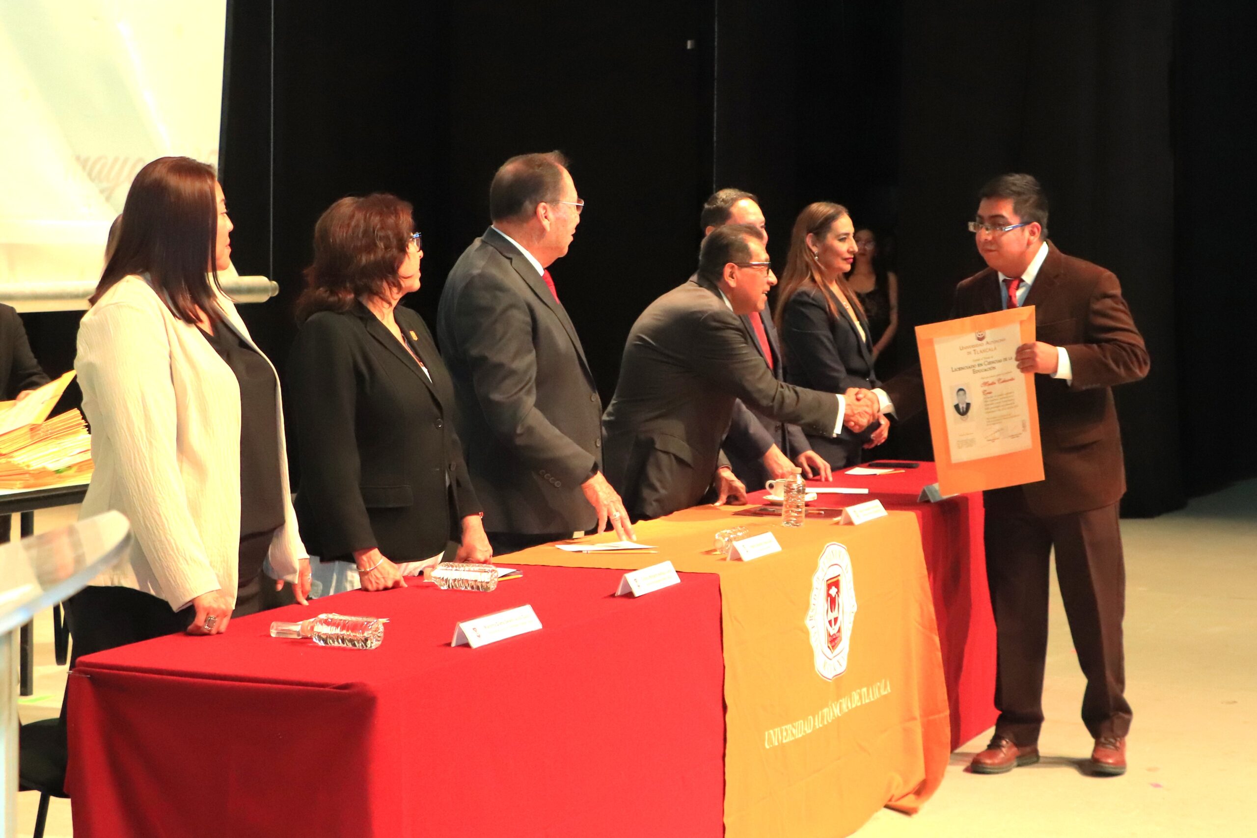 Fue un total de mil 326 títulos profesionales otorgados a igual número de estudiantes formados en las aulas de la UATx