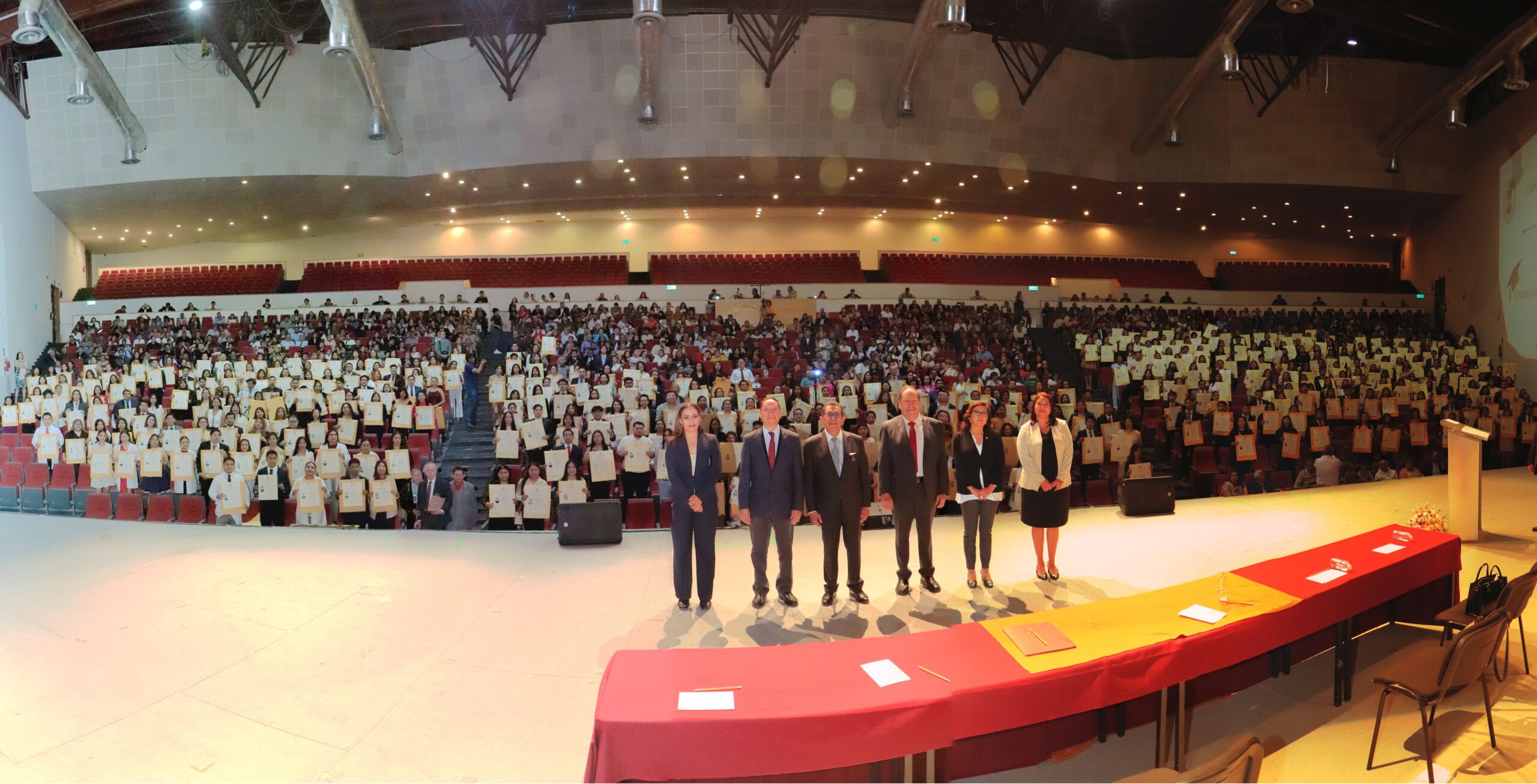 Fue un total de mil 326 títulos profesionales otorgados a igual número de estudiantes formados en las aulas de la UATx