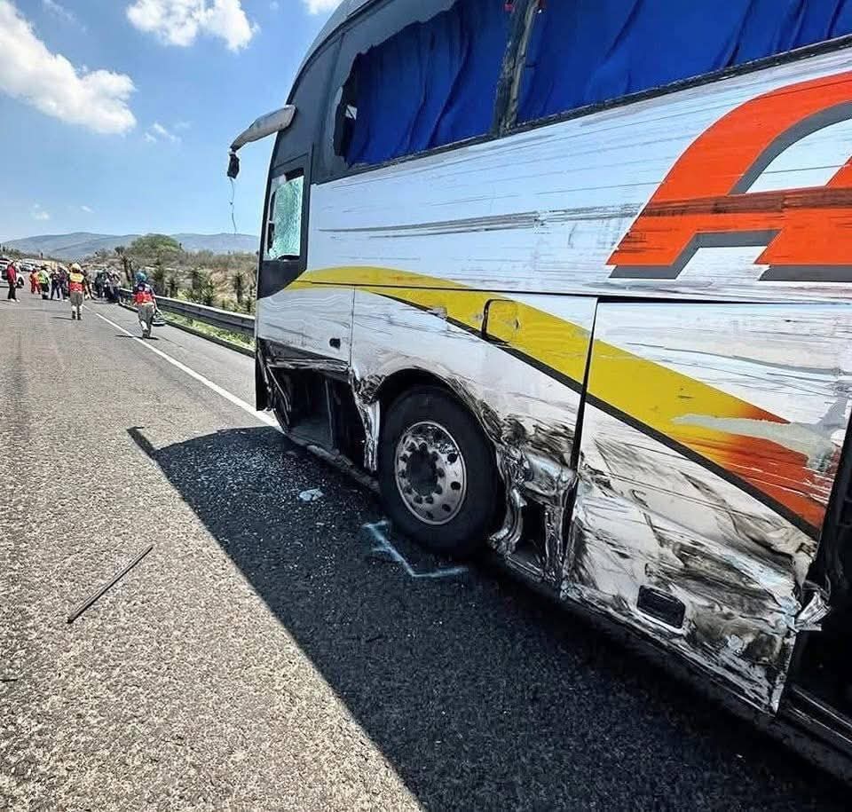 Hasta el momento las autoridades no han brindado información sobre las causas del accidente múltiple. Elementos permanecen en la zona.