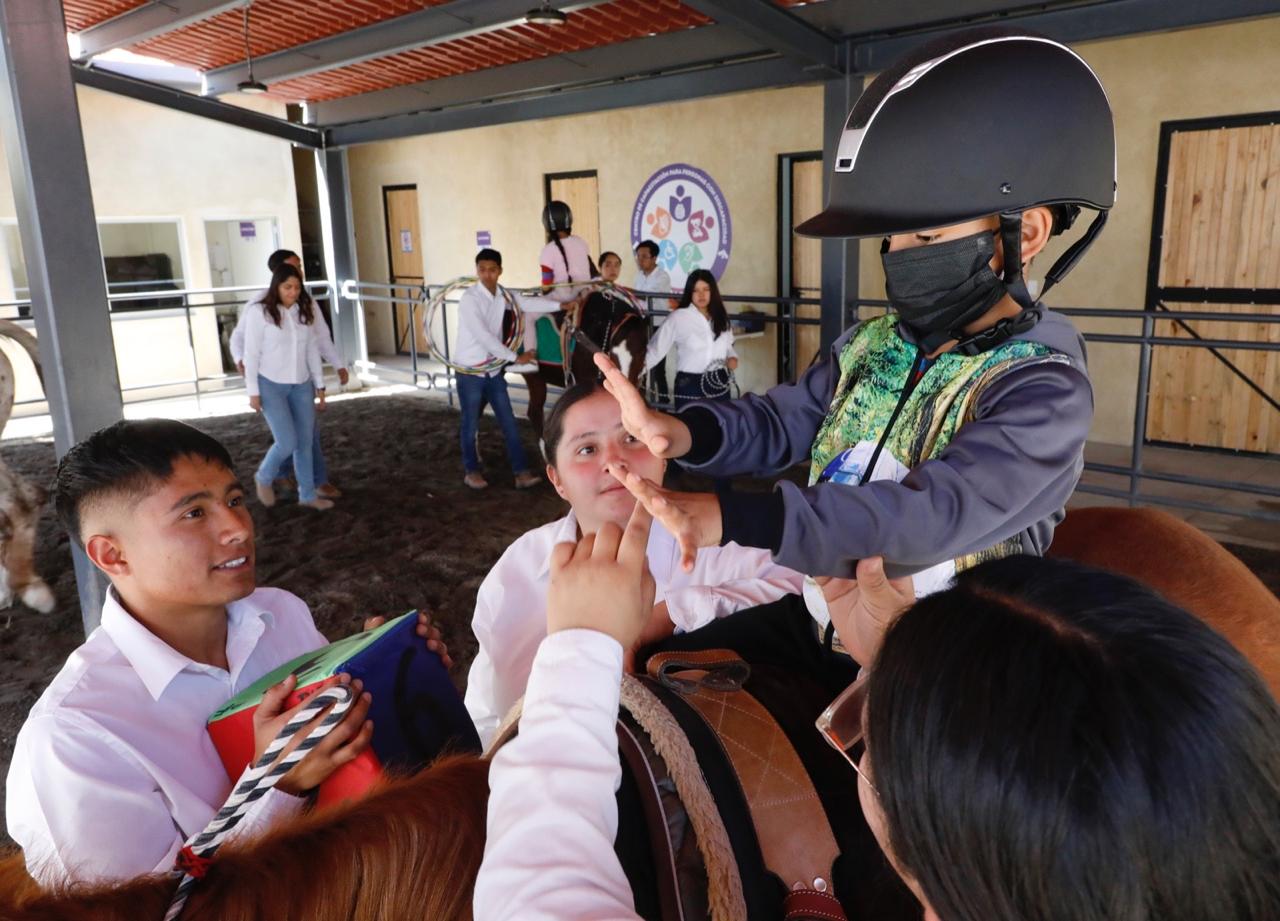 A través de Atención a Personas con Discapacidad, el Sedif Tlaxcala brinda atención en las UBRS, entregan apoyos funcionales, y rehabilitación