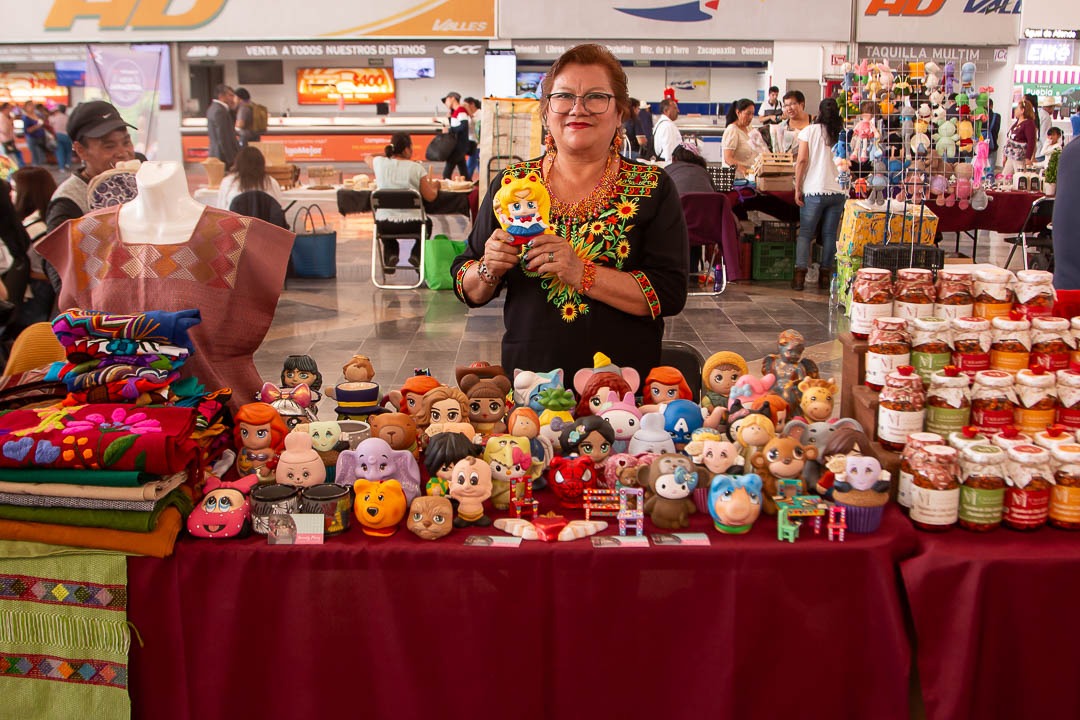 Entre los expositores que participan en el Mercadito Artesanal se encuentran personas con discapacidad, y provenientes de juntas auxiliares