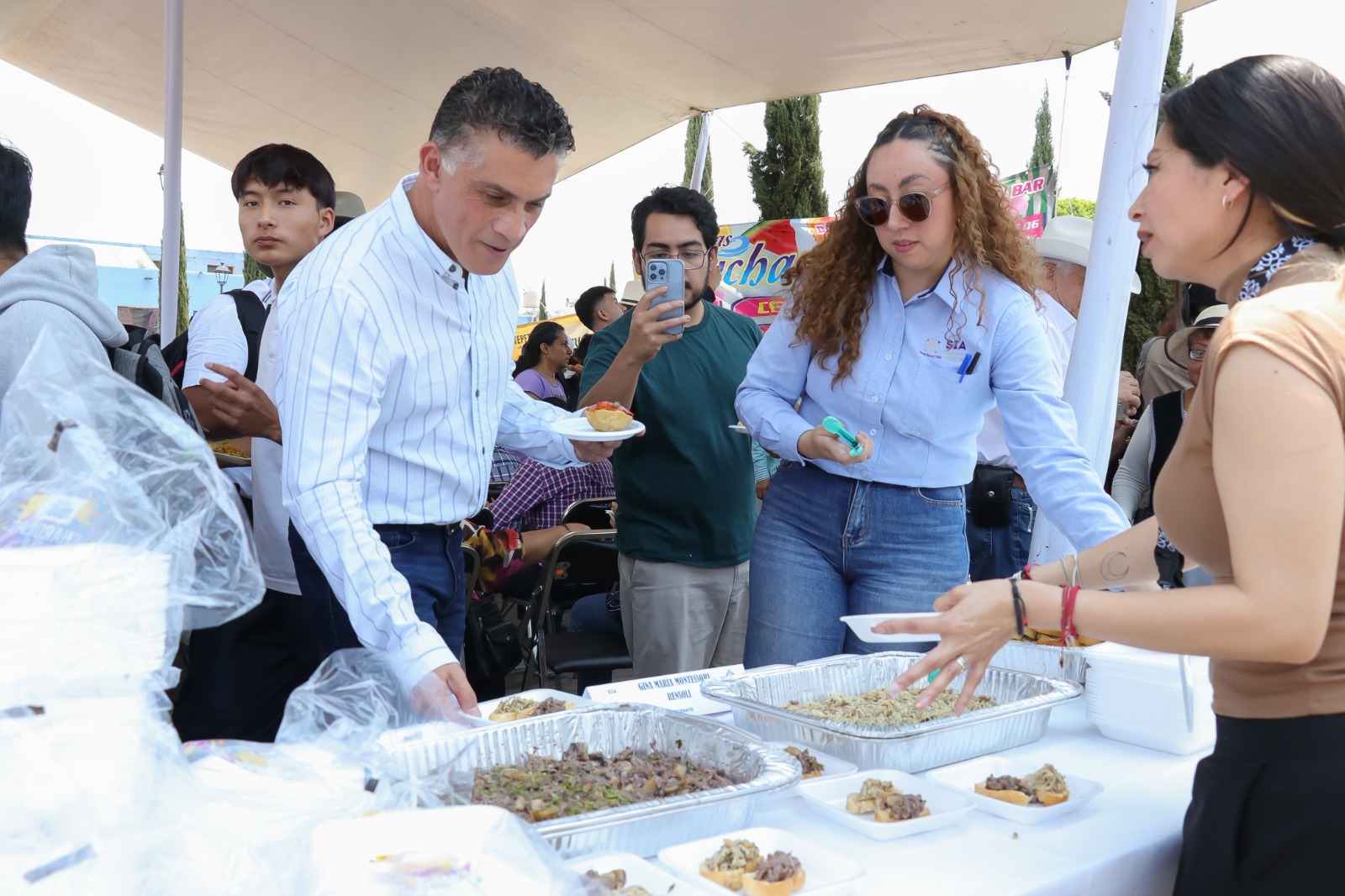 Durante la Feria Gastronómica el alcalde destacó que se fortalece el consumo local, se promueve el respeto a la tierra y a quienes la trabajan