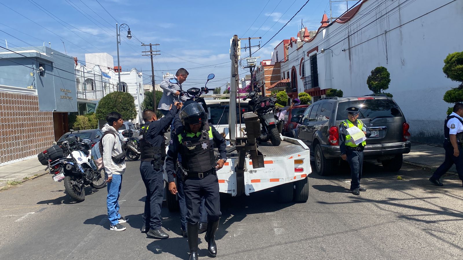 Dos sujetos en motoneta integrantes de Fuerza 2000 llegaron a exigirle una cuota a la mujer para que no le "levantaran" el puesto