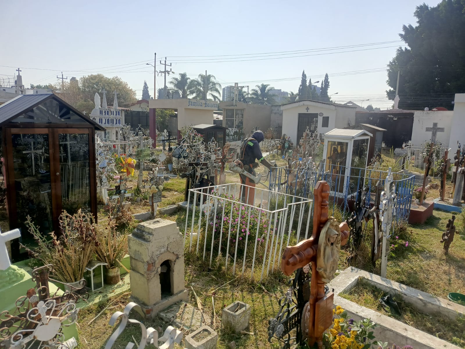 Las labores de mantenimiento forman parte de un operativo especial previo al Día de las Madres pues se registra gran asistencia a panteones