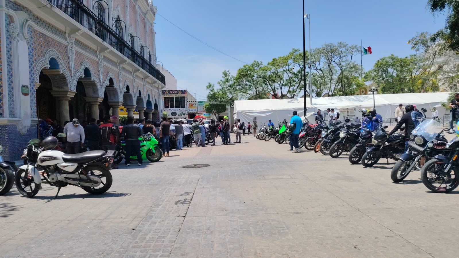 Más de 100 motociclistas realizaron una rodada y se concentraron la mañana de este lunes en la explanada del Palacio Municipal de Tehuacán