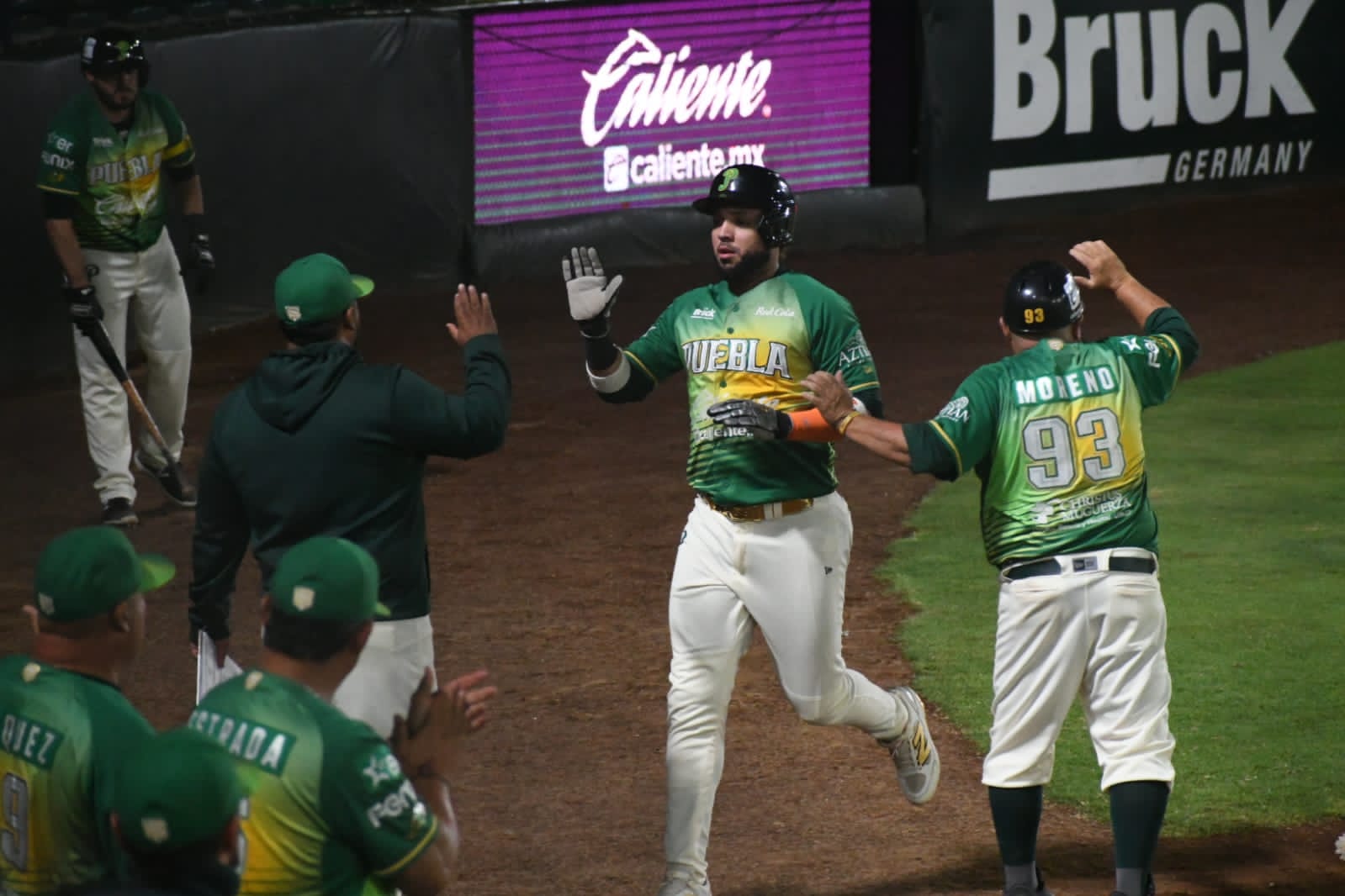 Ureña empujó cuatro carreras y Vargas caminó cinco entradas para llevar al triunfo a Pericos de Puebla de 11-3 sobre los Leones de Yucatán