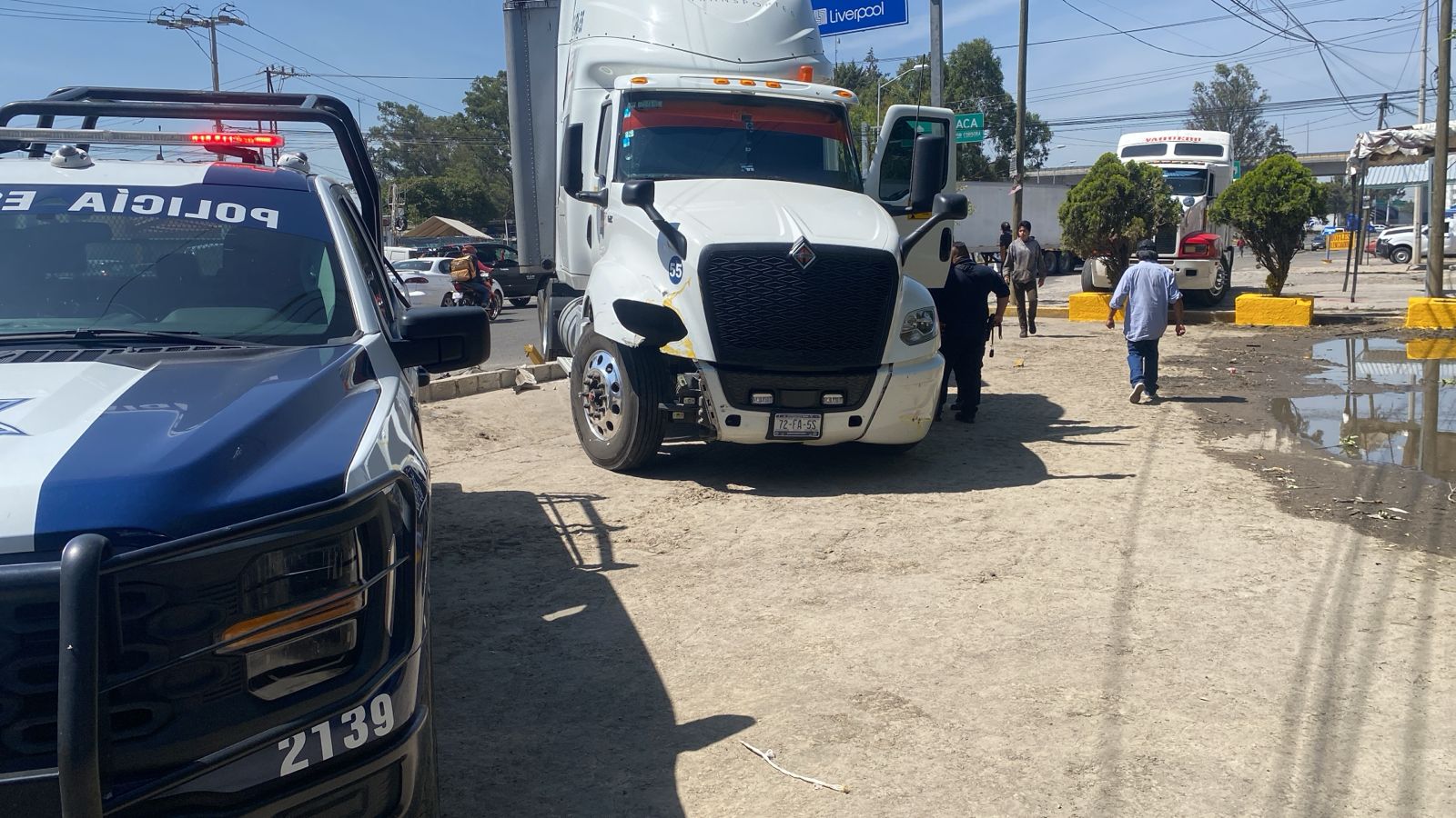 Cerca de la autopista México-Puebla, por maniobras policiales, los uniformados hicieron que el conductor perdiera el control del tractocamión