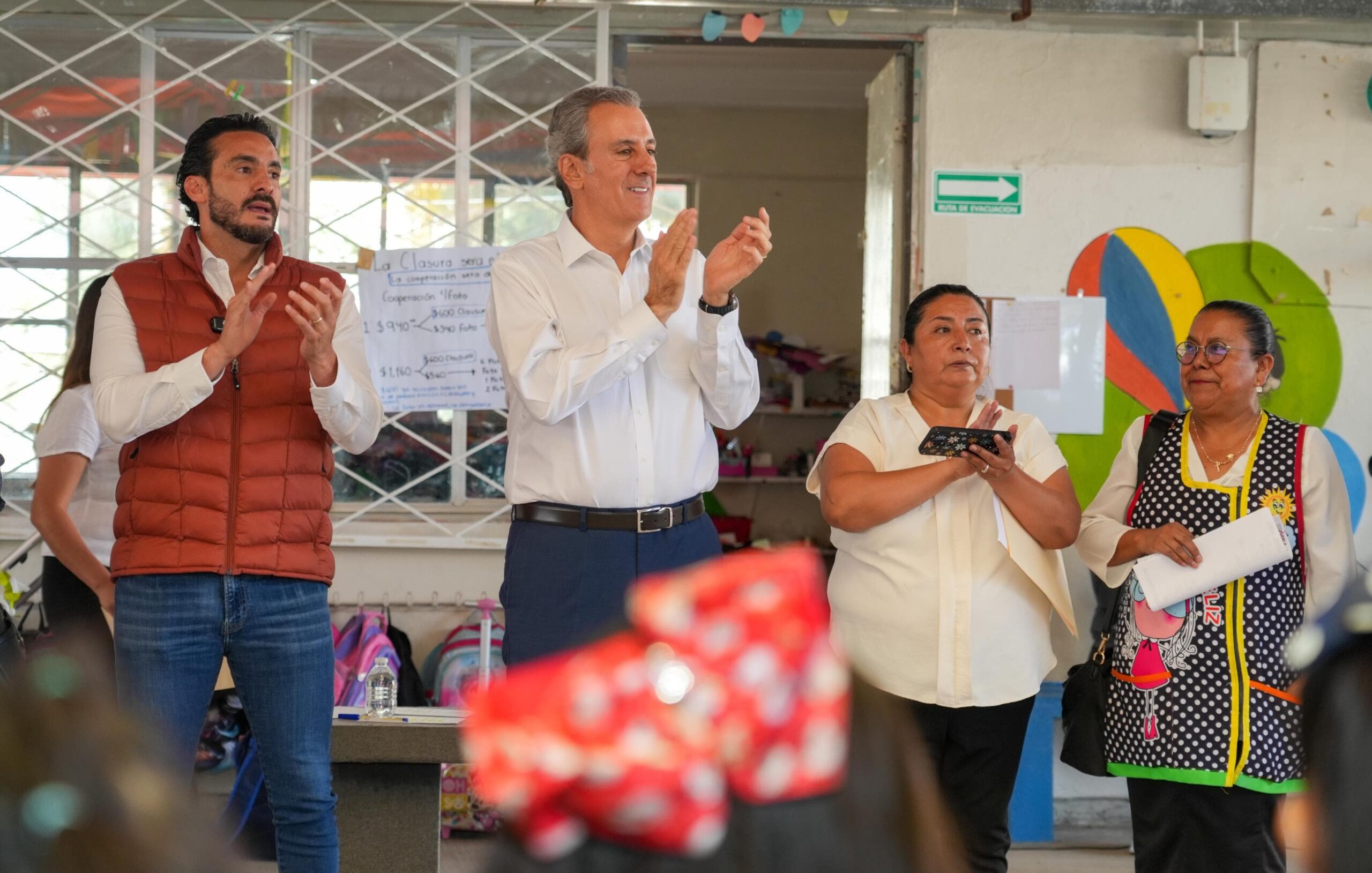 El diputado del Distrito XI, José Antonio López, agradeció a la Water for Happiness Foundation por la donación del captador pluvial