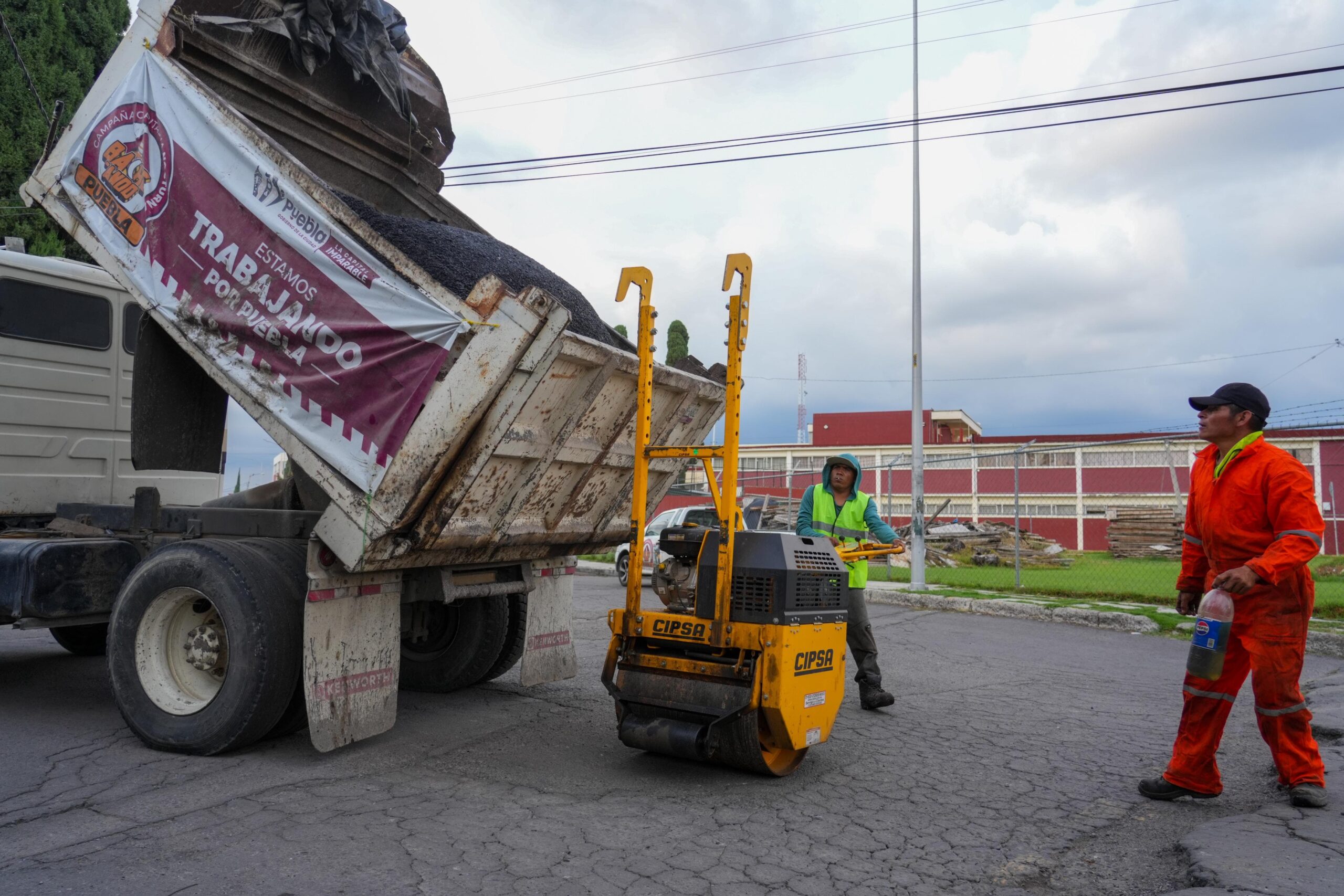 Esta iniciativa de bache busca intervenir cada colonia con el mayor número de cuadrillas posible, como en la colonia Valle Dorado
