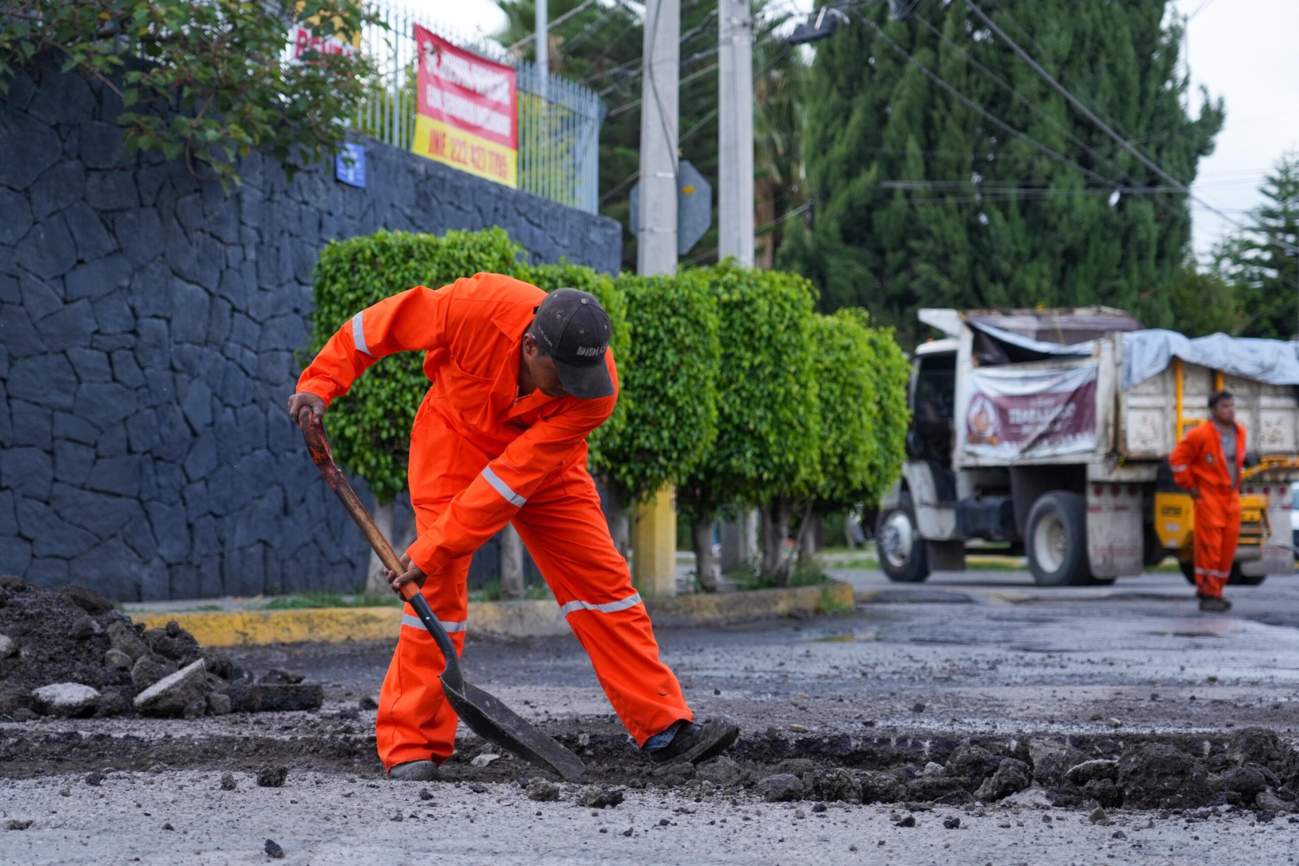 Esta iniciativa de bache busca intervenir cada colonia con el mayor número de cuadrillas posible, como en la colonia Valle Dorado