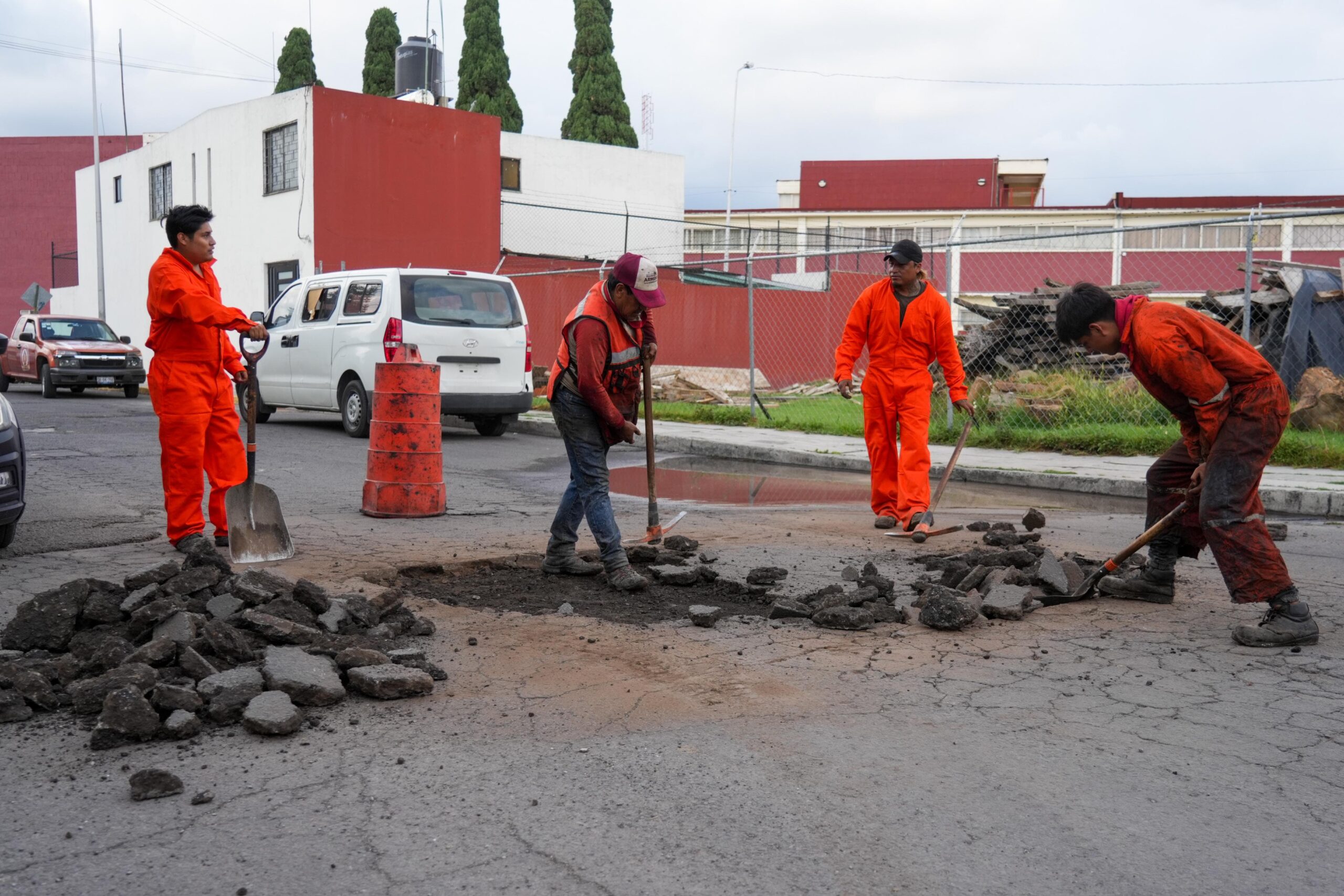 Esta iniciativa de bache busca intervenir cada colonia con el mayor número de cuadrillas posible, como en la colonia Valle Dorado