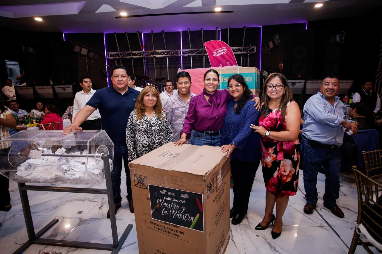 Lupita Cuautle mencionó que es importante enaltecer a toda la comunidad de docentes por su trayectoria y su dedicación