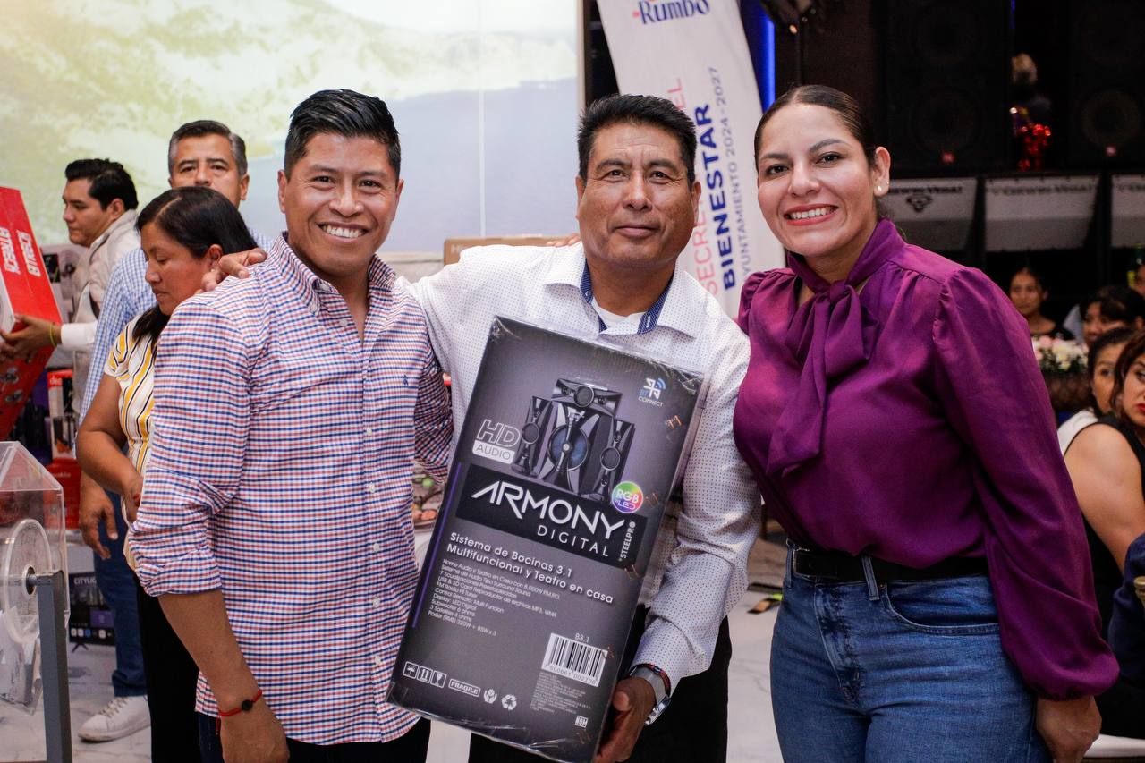 Lupita Cuautle mencionó que es importante enaltecer a toda la comunidad de docentes por su trayectoria y su dedicación