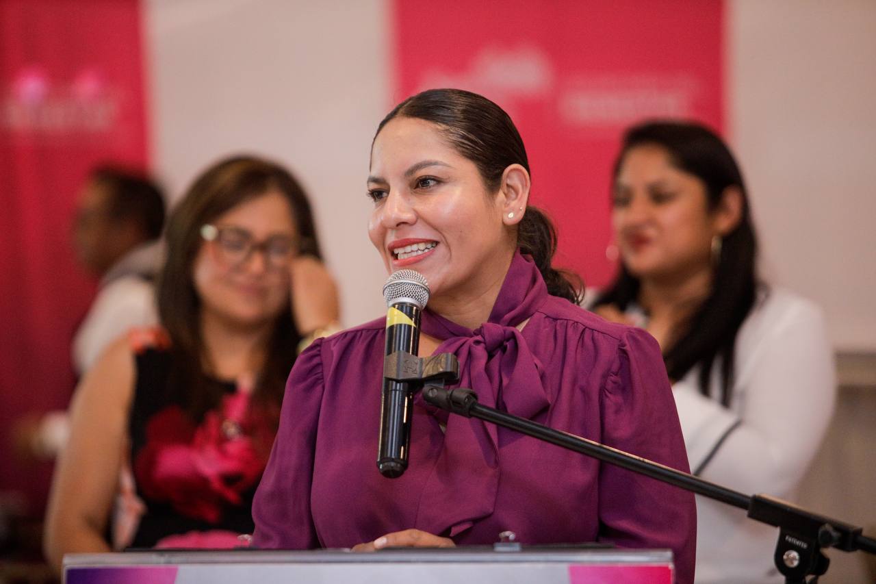 Lupita Cuautle mencionó que es importante enaltecer a toda la comunidad de docentes por su trayectoria y su dedicación