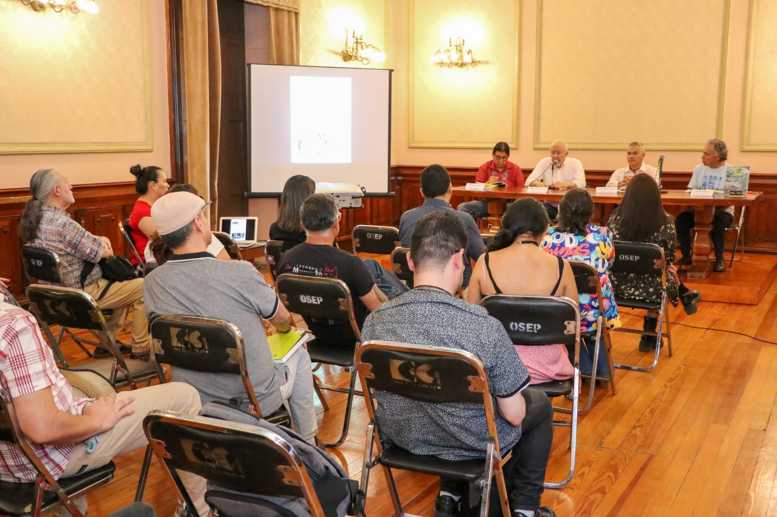 Humberto Musacchio escribió una crónica periodística sobre el Taller de Gráfica Popular (TGP), una institución de grabadores mexicanos