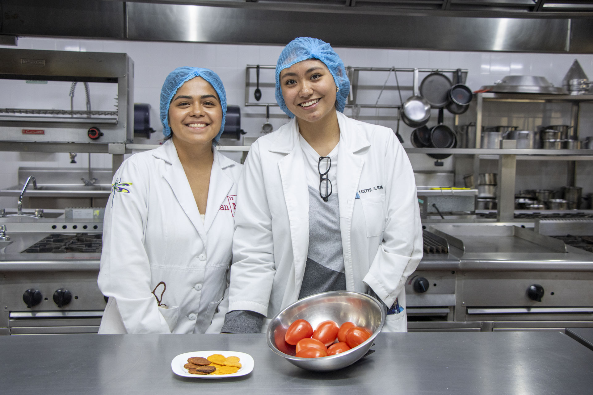 Las alumnas de la IBERO aprovecharon cada parte del jitomate para crear una línea de galletas que resulte funcional, benéfica y saludable