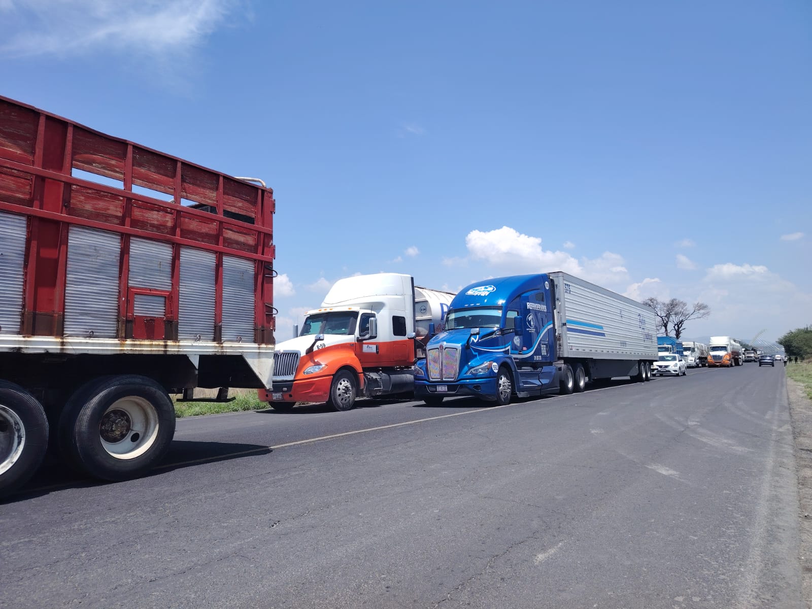 Los manifestantes denunciaron que la ausencia de un director en la secundaria “Benito Juárez” ha generado desorganización interna