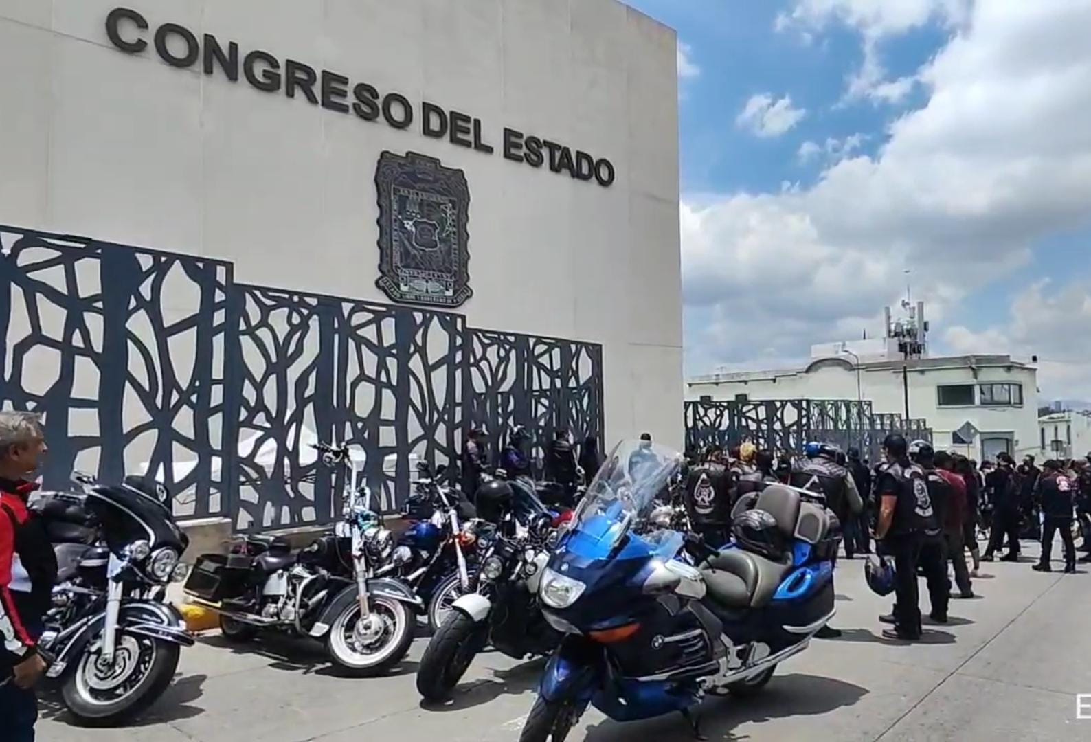 El Comité Biker de Puebla realizó una rodada hacia el Congreso para manifestarse contra la "Ley Chaleco", pues creen que los estigmatiza