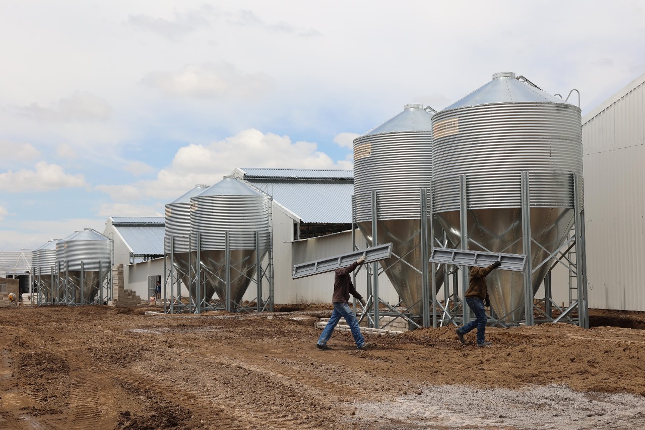 La gobernadora Lorena Cuéllar Cisneros inauguró las instalaciones de la empresa de productos avícolas “El Calvario” en Huamantla
