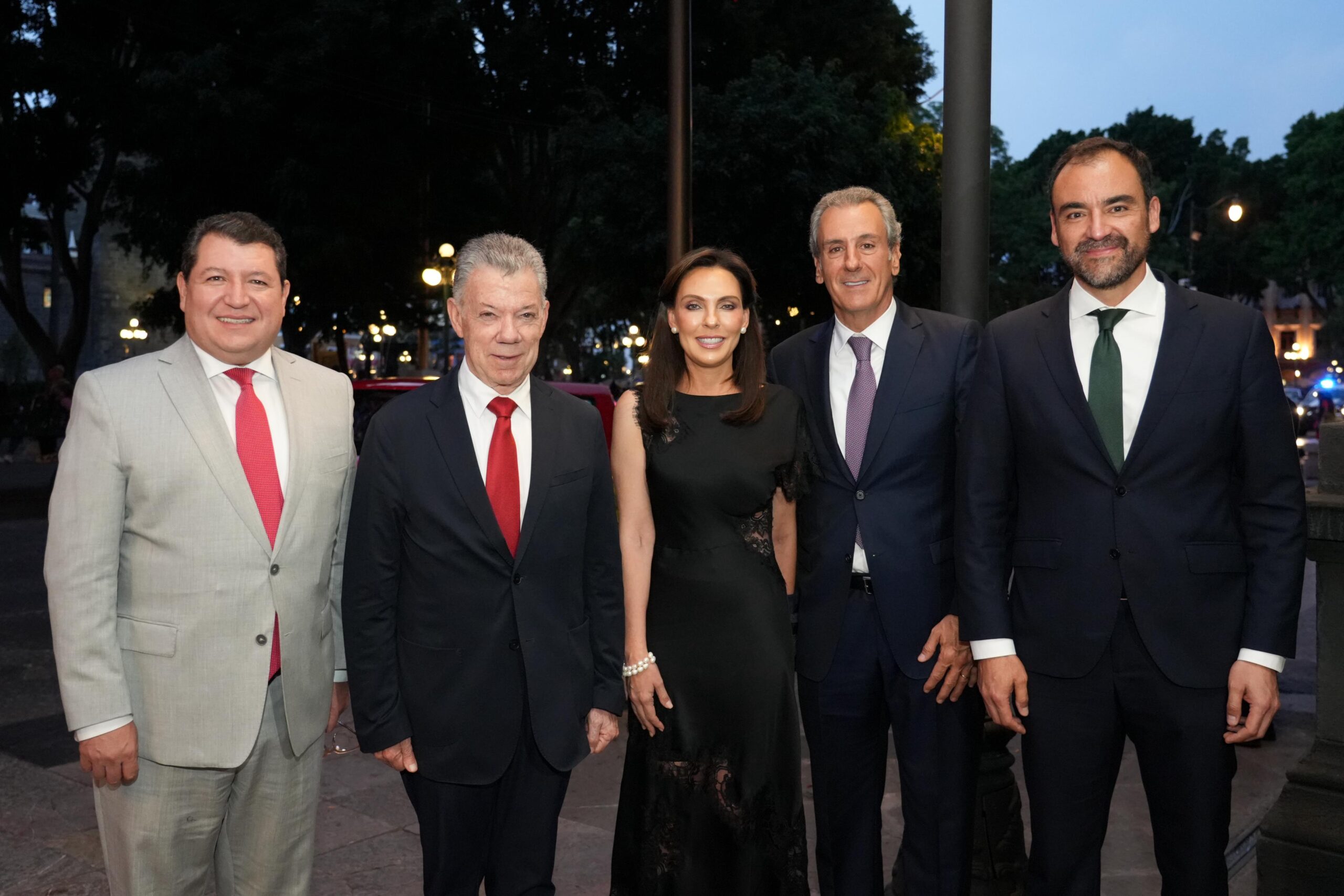 Juan Manuel Santos fue reconocido por el alcalde Chedraui como visitante distinguido por su trayectoria como referente en liderazgo político