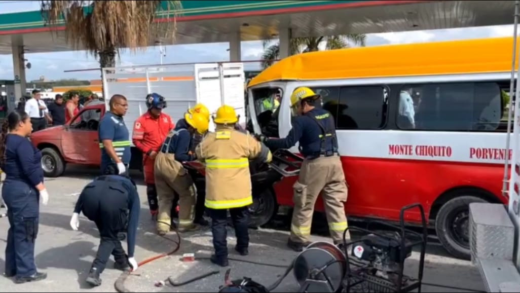 Un accidente se registró en el bulevar Socorro Romero, Tehuacán, donde un chófer resultó lesionado tras impactarse contra una camioneta