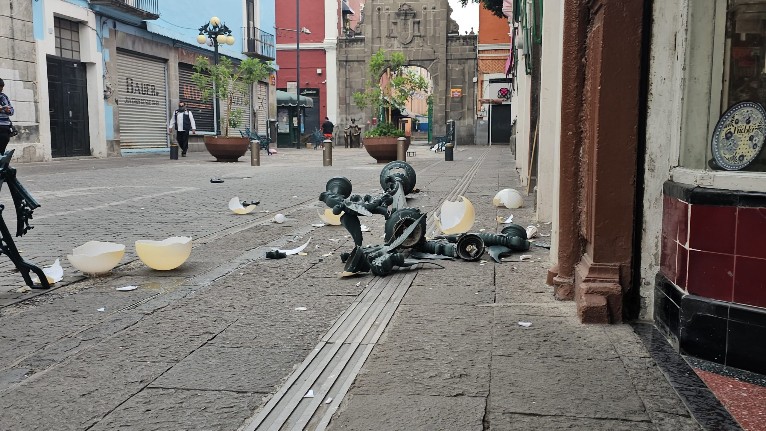 A través de cámaras de la Calle de los Dulces se ve al conductor de la camioneta conducir en reversa y provocar los daños a la banca