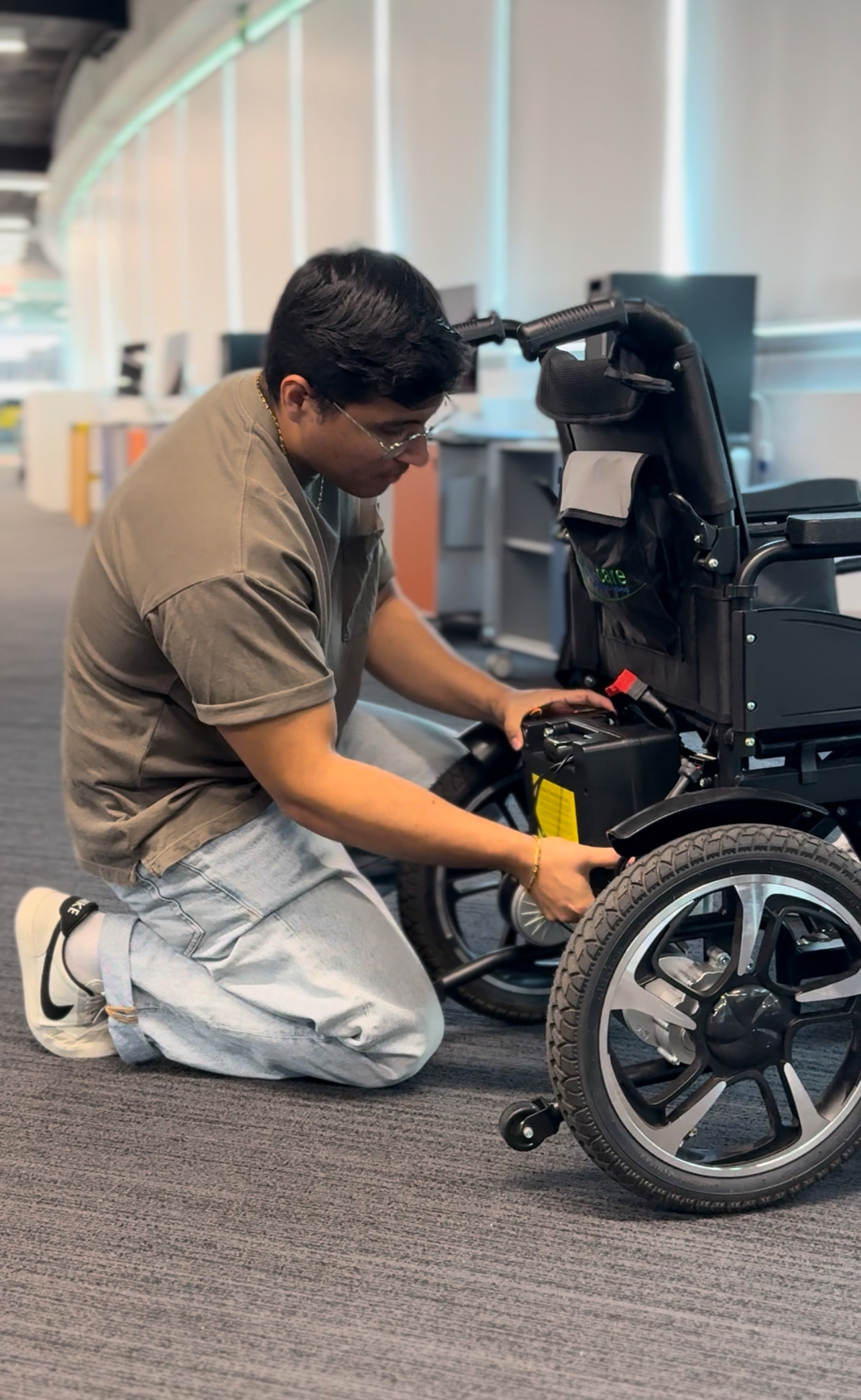 Bajo el nombre de X-Chair, esta innovación utiliza una interfaz no invasiva cerebro-computadora que capta las ondas cerebrales del usuario