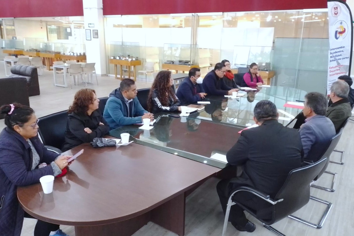 El Director de Relaciones Internacionales de la UCSM de Perú, dio un recorrido a las diferentes facultades de la UATx para conocer la oferta