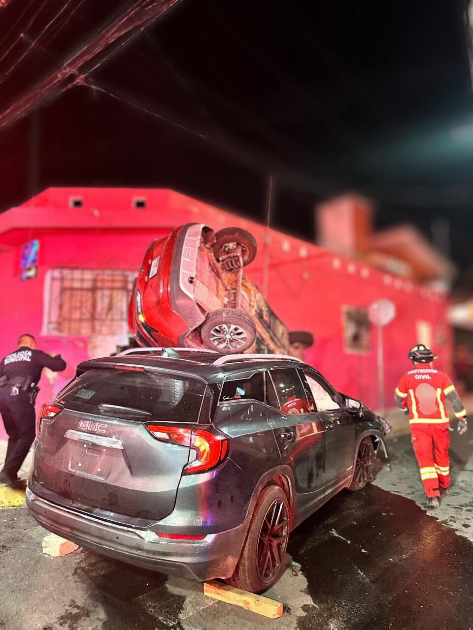 Al momento, en la zona del choque en Ignacio Zaragoza fueron retiradas las unidades y los vecinos pusieron unas veladoras en la banqueta