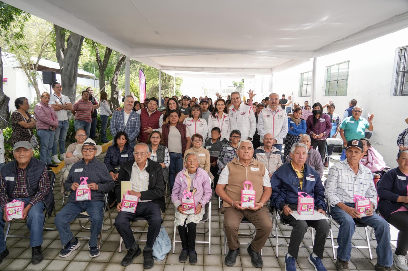 A través del programa “Oír para Vivir” se entregaron un total de 50 auxiliares auditivos para personas que viven con discapacidad auditiva