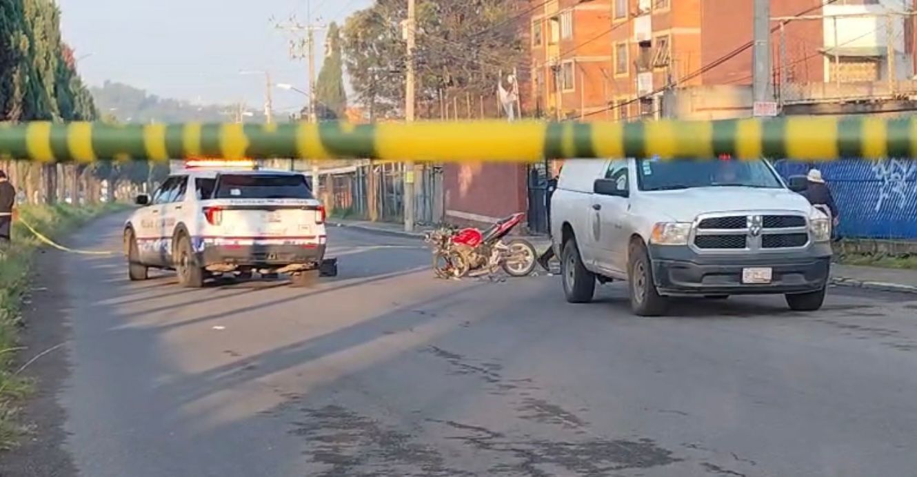 El joven fue identificado como Jesús N. de 18 años de edad derrapó sobre el bulevar Xonacatepec y perdió la vida de forma inmediata