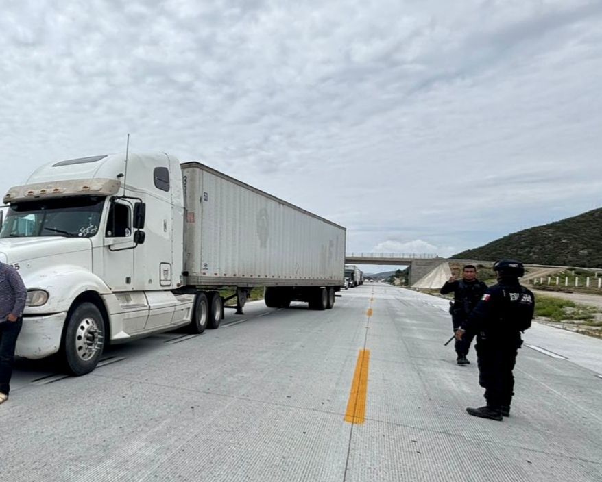Se difundió un video donde sujetos armados instalaron un falso retén en la autopista Cuacnopalan - Cuapiaxtla, y asaltaron tráileres