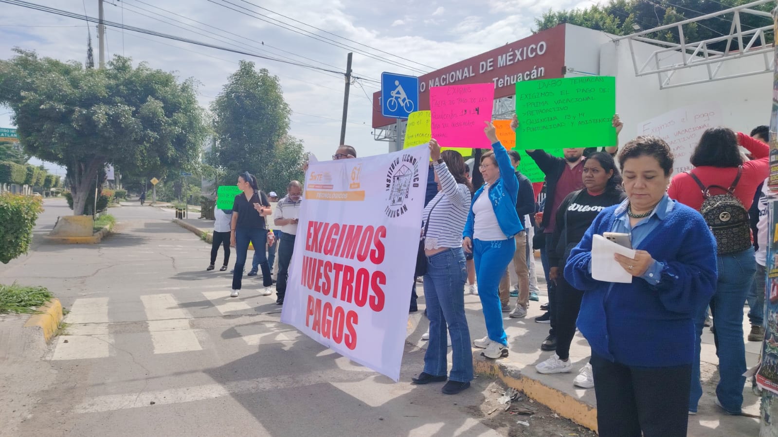 Más de 100 profesores del Instituto Tecnológico de Tehuacán realizaron un paro para exigir el cumplimiento de sus pagos pendientes