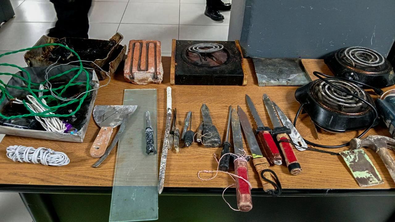 Durante los operativos en ambos penales, Policías Estatales Custodios aseguraron chips de telefonía, videojuegos, bocinas, entre otros