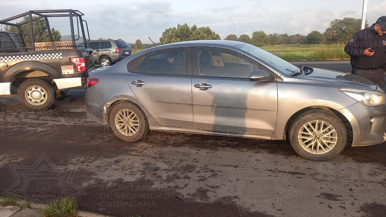 Se localizó entre las pertenencias de uno de los sujetos una réplica de arma, así como tres cartuchos útiles, sin que presentaran el permiso