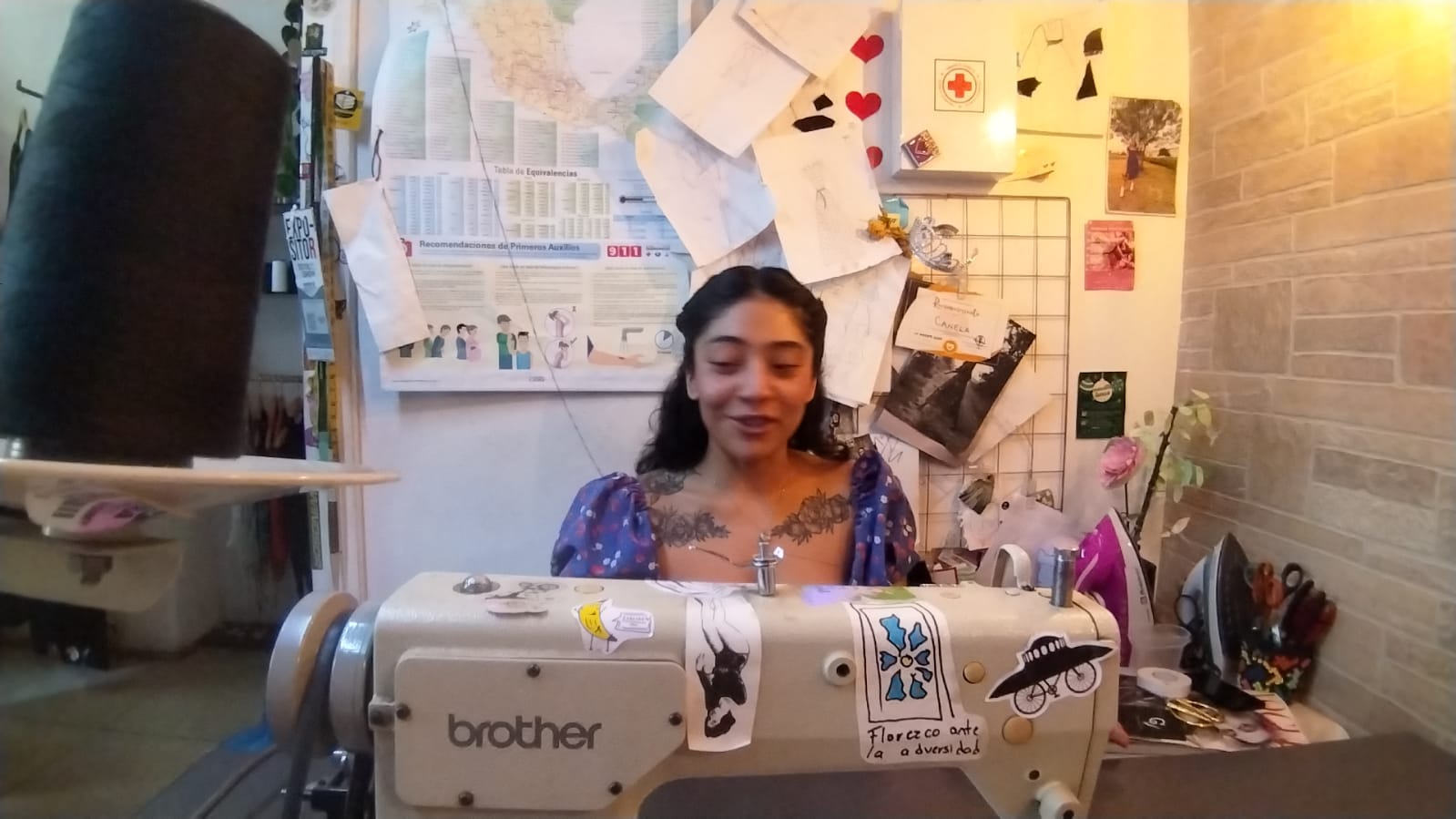 En las manos y en la máquina de Ana Laura Vidal Acuca, los residuos textiles industriales, se convierten en diseños únicos y sostenibles