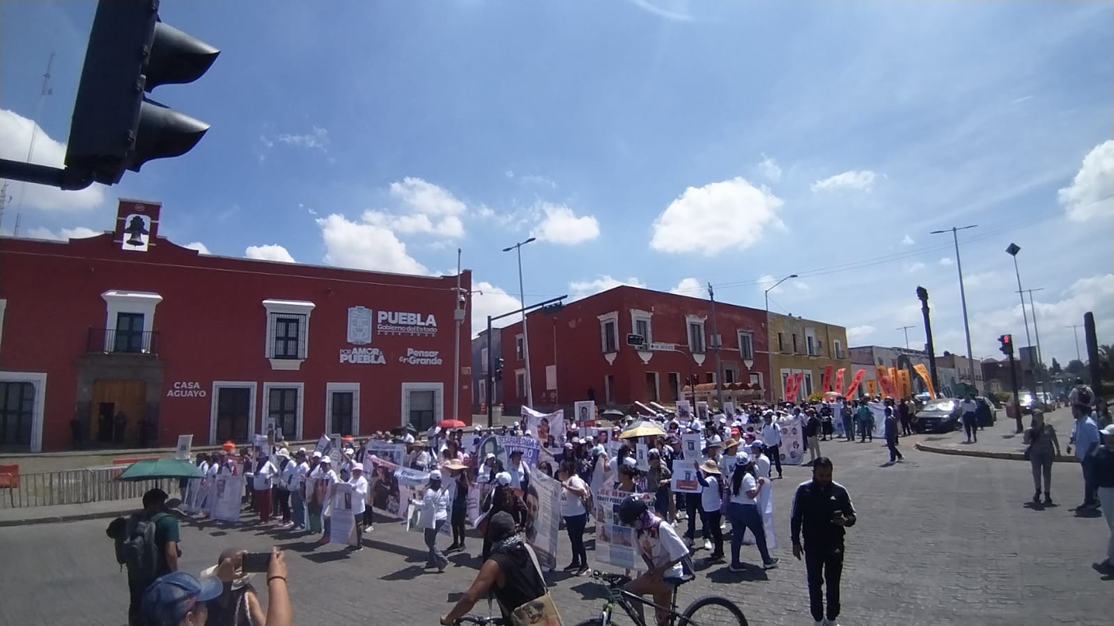 La marcha de Voz de los Desaparecidos comenzó frente a Casa Aguayo y concluyó en el Árbol de la Esperanza, en el Zócalo de Puebla